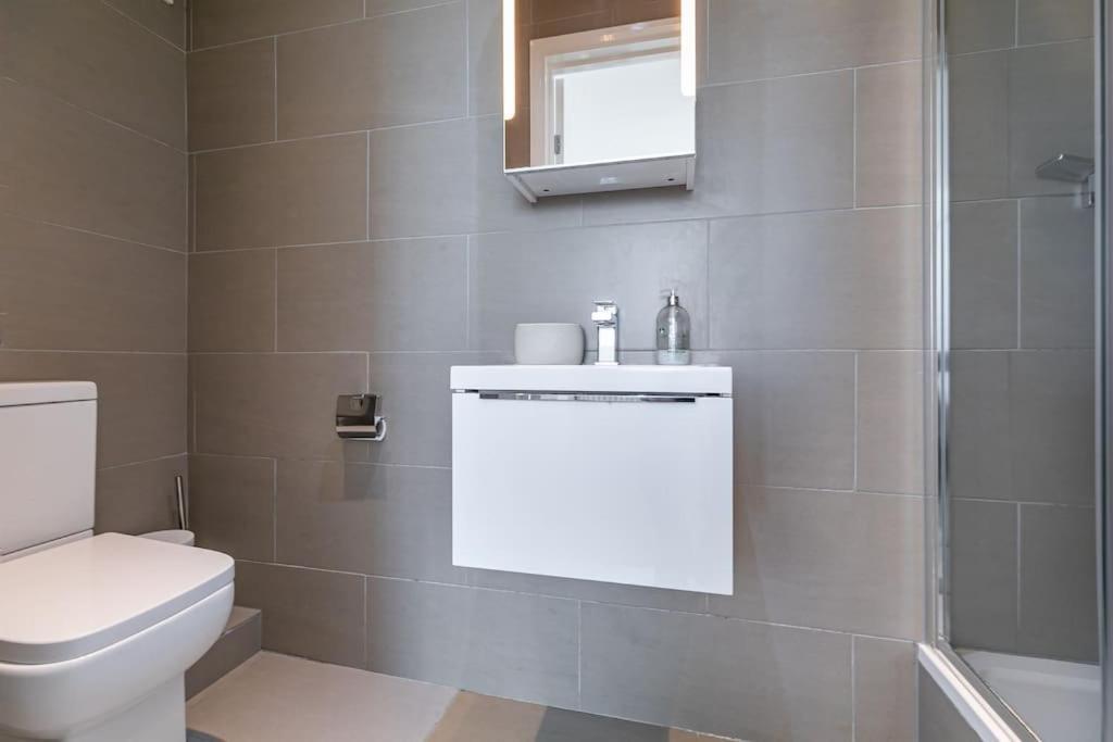 Superb Penthouse With 2 Bathrooms And Roof Terrace Appartamento *